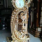 Jam Hias Daun Ukiran Simpel Klasik